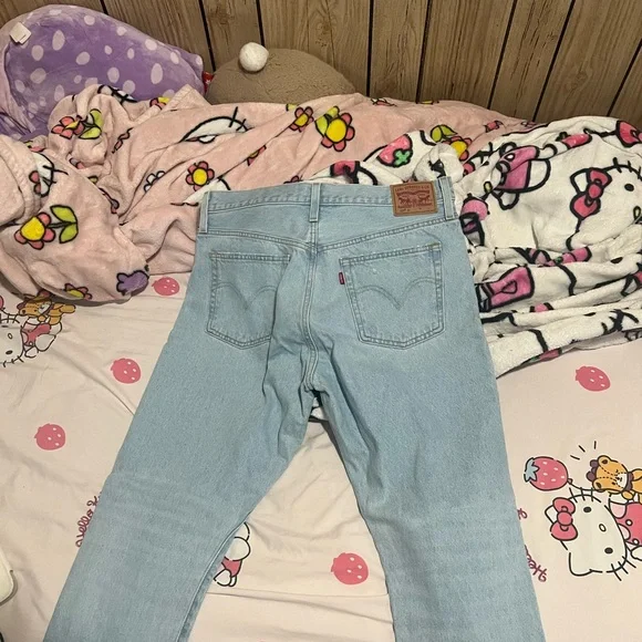 Levi’s Women's Light Blue Straight Leg Jeans - Picture 2 of 3